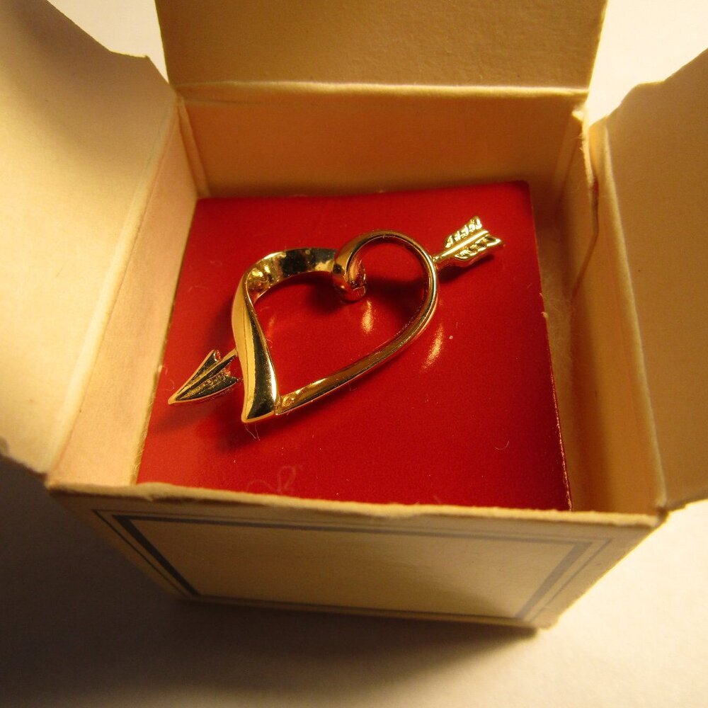 1983 in Box Vintage Avon LOVE STRUCK HEART Tack Pin Great for Valentines Day!